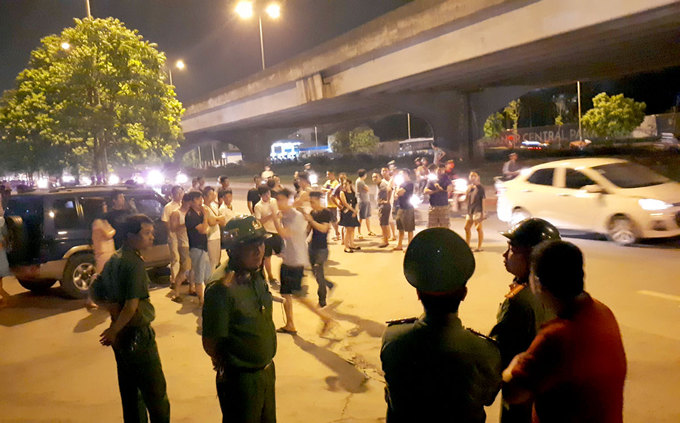 Không có chỗ gửi xe, dân chung cư ở Hà Nội để ôtô ở bãi rác